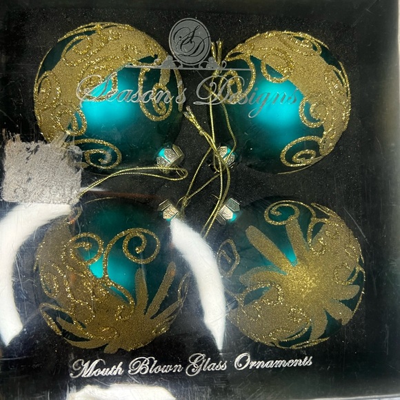 Seasons Design green with gold 4 ornaments - Picture 5 of 8